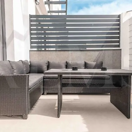 Seaview House With Rooftop Pool, Game Room, Parking Rems