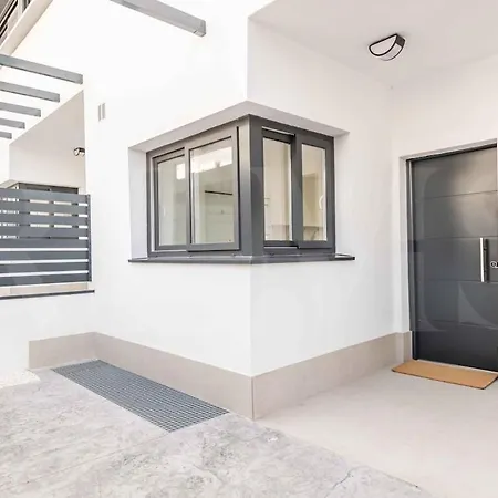 Dom wakacyjny Seaview House With Rooftop Pool, Game Room, Parking Rems Torremolinos