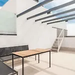 Будинок відпочинку Seaview House With Rooftop Pool, Game Room, Parking Rems